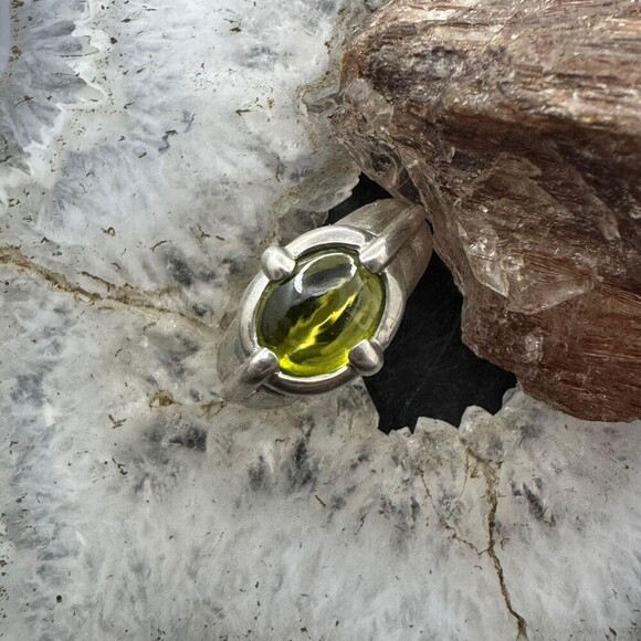 Carolyn Pollack Sterling Oval Horizontal Peridot Decorated Shank Ring For Women - Picture 2 of 10